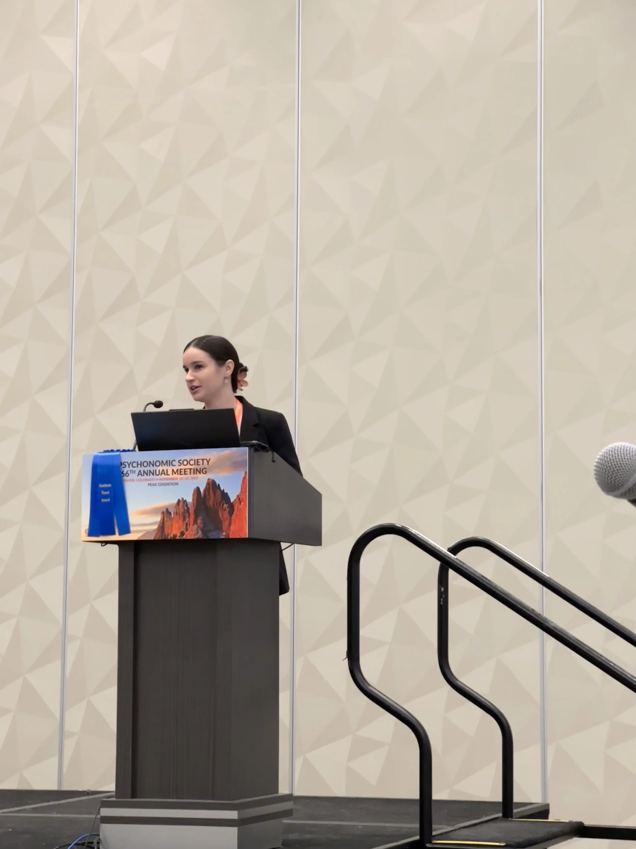 Rachel presented a data blitz talk at the 2025 Psychonomic Society annual meeting. 