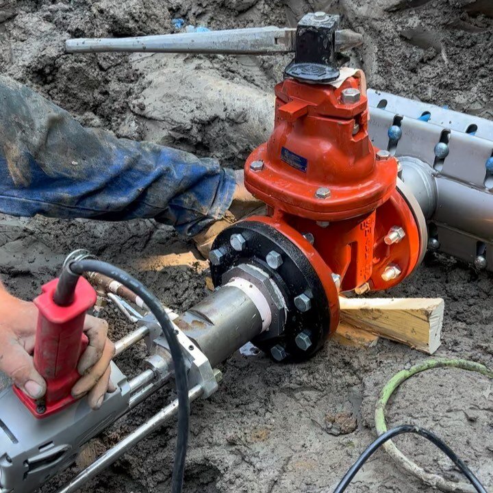 Graham did a 4X4 tap for Urban Dirtworks in Morrin, Alberta. 👷

#hottapping #plumbing #construction #trucks #hydrant #fyp #yyc #alberta #f4f #work #britishcolumbia #saskatchewan