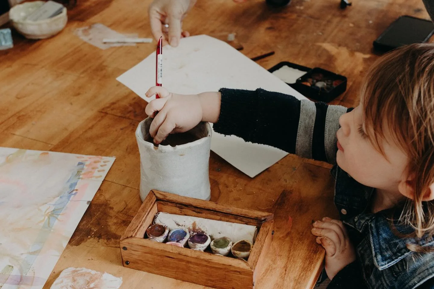 Back to 2022. Ruco was less than 1 year old. I was in my new (then) studio space in Mullum with Kings only 1. My first ever Ruco photoshoot, with my fav @argylestreetstudio, Kingsley in the studio painting and clay making and hanging out. 

These are