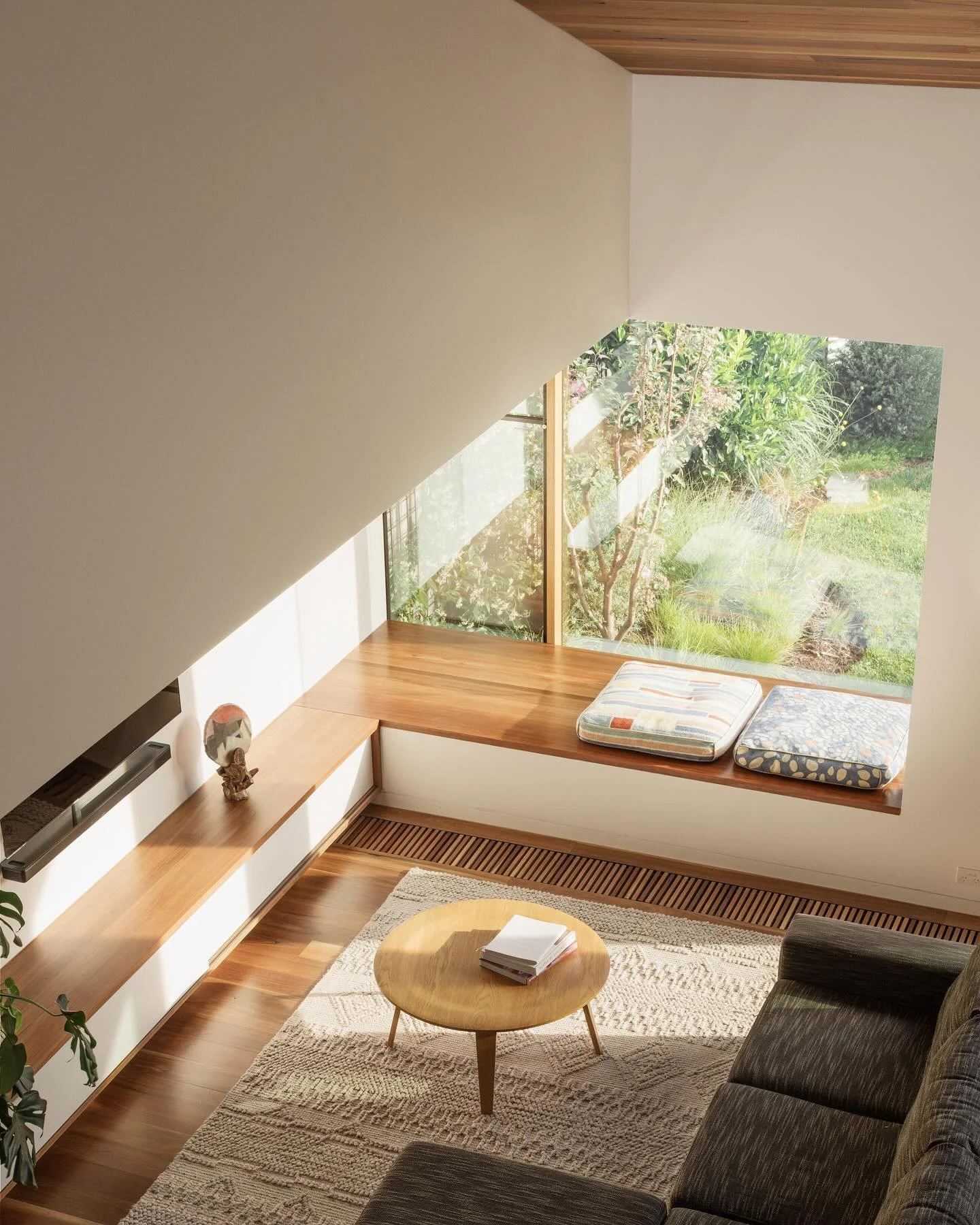 | Barry | 

The day bed is another element of this home that required meticulous planning, detailing and execution between @zenarchitects and ourselves. Providing a seamless outlook to the backyard as well as support to the hydronic trench running th