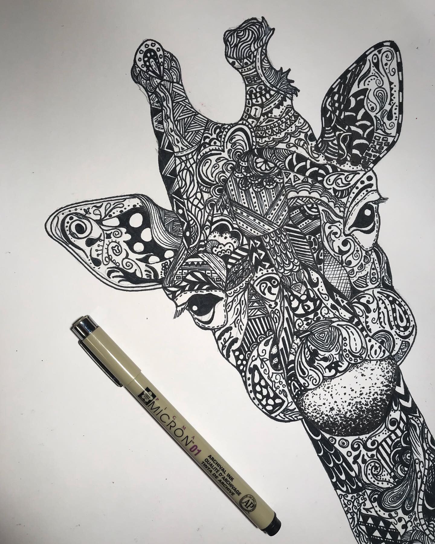 I went through an animal pattern phase at one point🦒😸 #pendrawing #giraffe #giraffeart #pigmamicron #pigmamicronpens #patternart #penart #penartwork #artistsoninstagram #artist #instagramart #detailart @sakuraofamerica