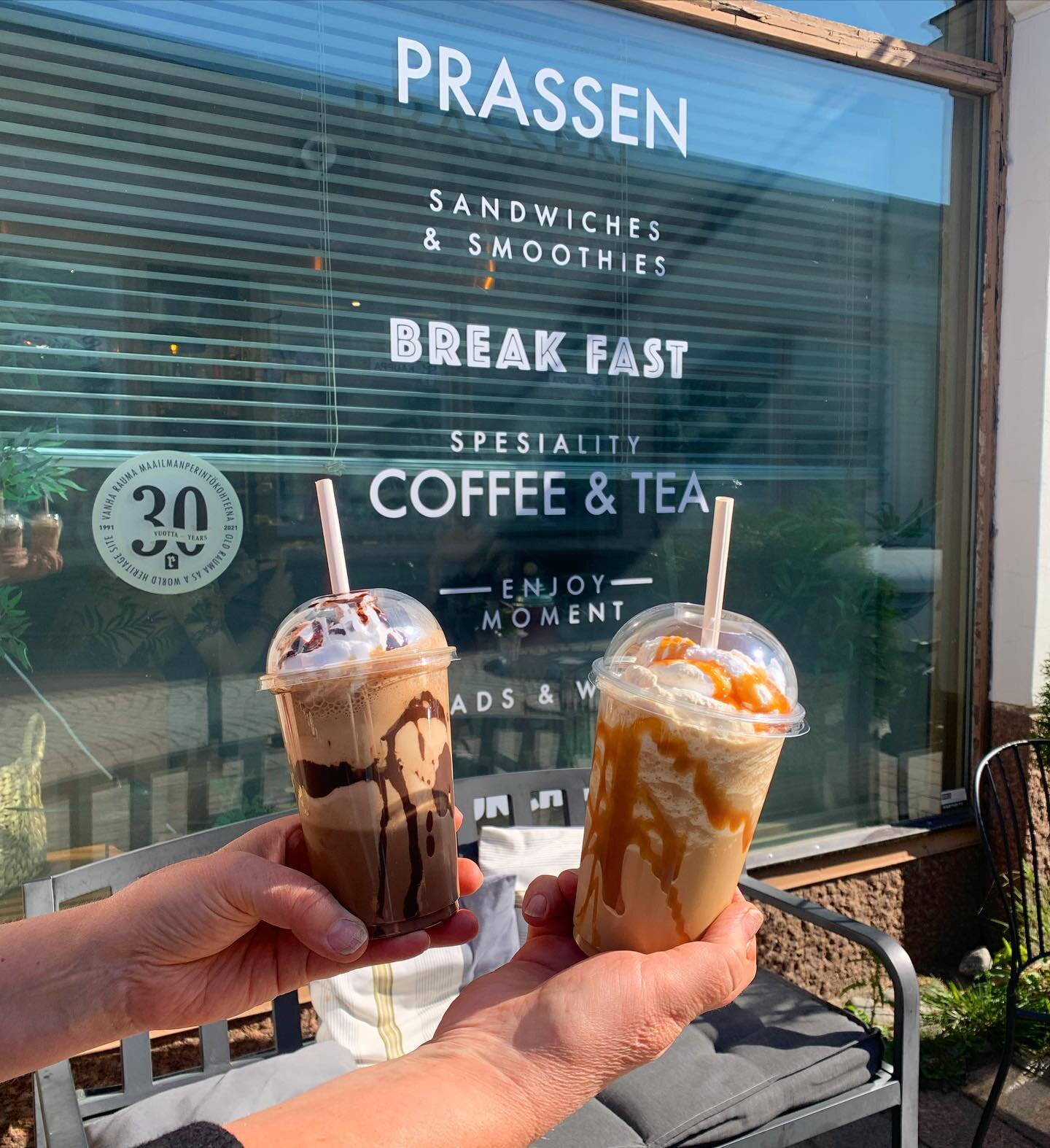 Frappuccinot rantautuivat Prasseniin!😍

Makuina herkulliset caramel ja suklaa!

T&auml;m&auml; kylm&auml; kahvijuoma on l&auml;mpenevien kes&auml;p&auml;ivien takuuvarma herkku!☀️

#frappuccino #caramelfrappuccino #chocolatefrappuccino #cafeprassen 