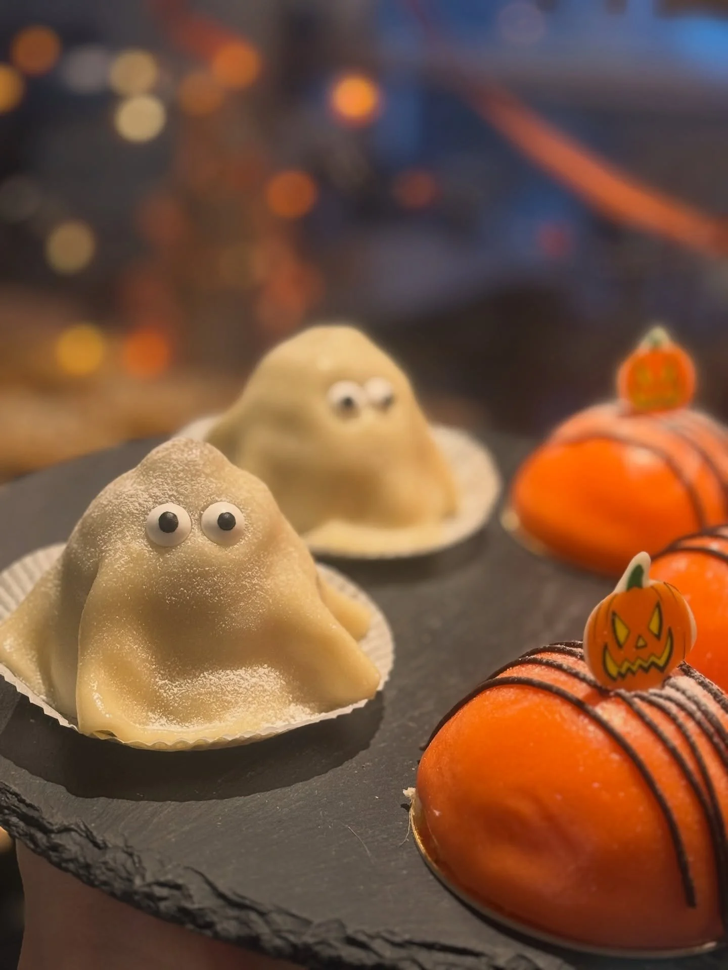 Lauantaina 25.10 - Tonttujen Halloween👻

Tuu maistamaan n&auml;it&auml; herkkuja ja nauttimaan tunnelmasta kahvilalle🎃 Palvellaan teit&auml; kello 21 asti! 

#rauma #tonttujenhalloween #cafeprassen #etusivu #halloween #cafe