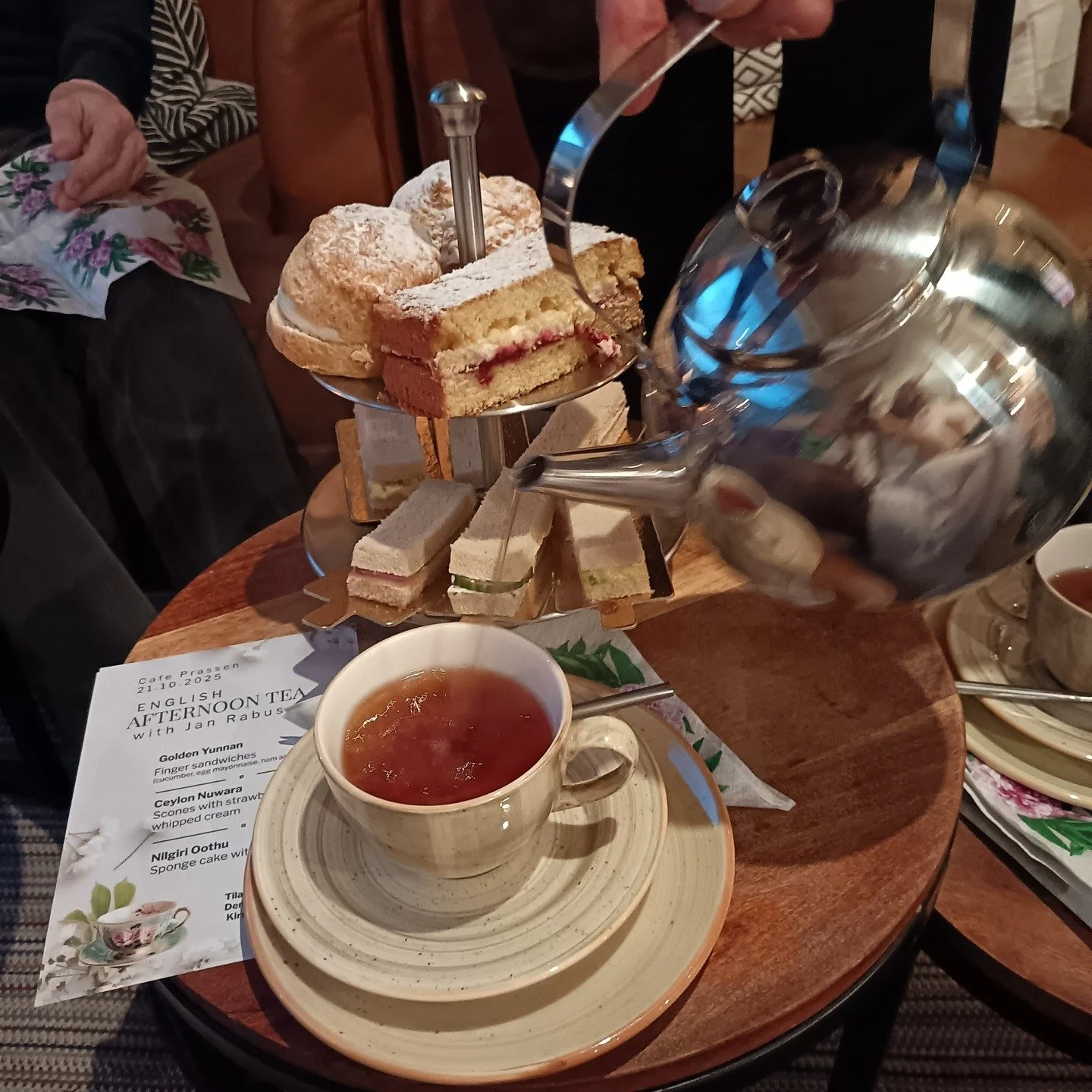 syksyinen teeiltamme 21.10 t&auml;yttyi j&auml;lleen iloisesta tunnelmasta ja teen yst&auml;vist&auml;. Vieraanamme oli t&auml;ll&auml; kertaa Jan Rabuszko joka kertoi englantilaisesta teekulttuurista. Tarjolla oli mustaa teet&auml; (Demmers Teehaus,