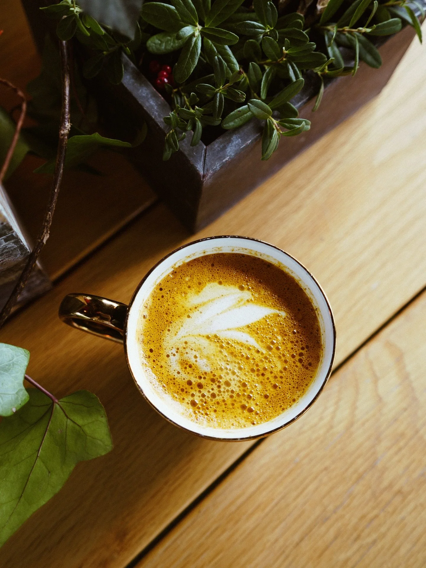 Huomenna pyh&auml;inp&auml;iv&auml;n&auml; kahvilamme palvelee teit&auml; klo 11&ndash;17. Ihanaa viikonloppua ja tervetuloa nauttimaan l&auml;mpim&auml;st&auml; tunnelmasta pimenev&auml;n syksyn keskell&auml;!☺️🧡

#kahvilarauma #rauma @rakastunutra