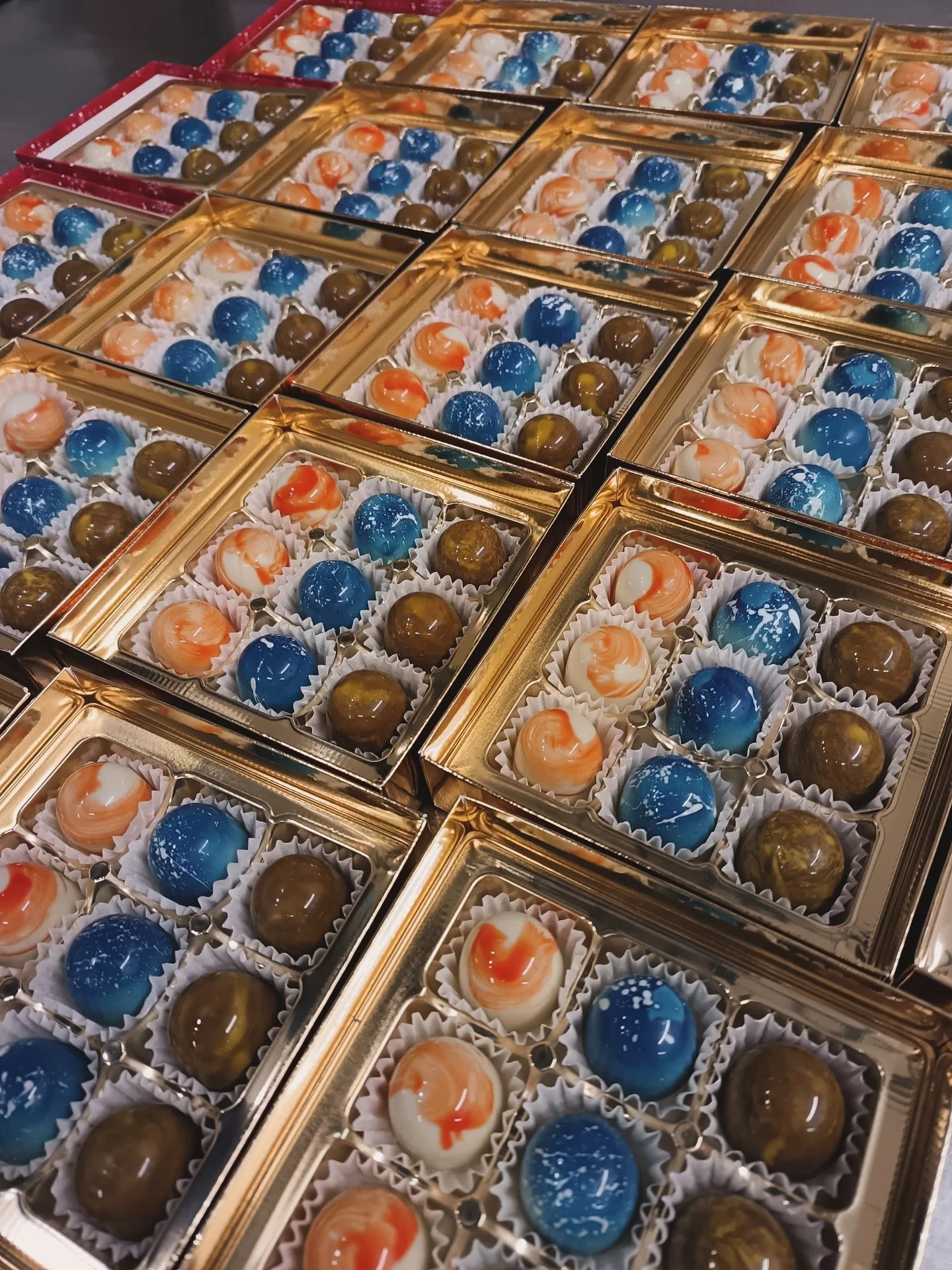 Pieni pala satumaista joulua✨ 

Prassenin omassa konditoriassa valmistamme suklaat k&auml;sin &ndash; rakkaudella, aidoista raaka-aineista ja ripauksella joulun taikaa❤️✨

Konvehtirasioistamme l&ouml;ytyy makuja, jotka sulavat suuhun, kuten pehme&aum