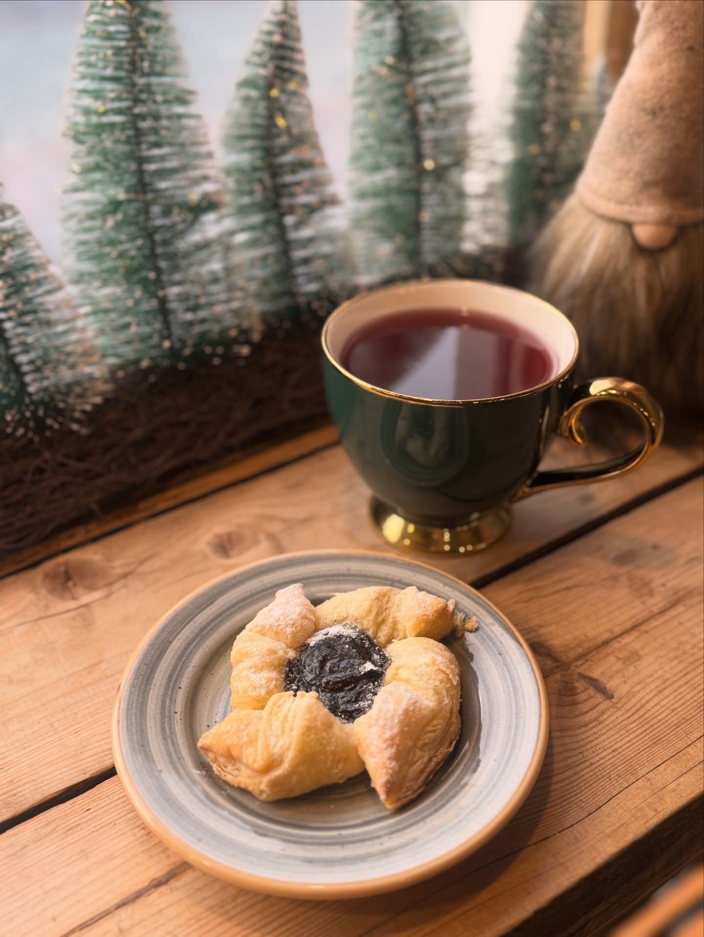 Arvatkaas mit&auml;? 

Gl&ouml;gi on vihdoin t&auml;&auml;ll&auml;✨🤎 Tuu nauttimaan kuppi kuumaa! T&auml;n&auml; vuonna tehtiin my&ouml;s alkoholiton ter&auml;stetty versio extra-maulla🔥

#glogi #season #cafeprassen #drink #rauma #cafe #hotdrink #e