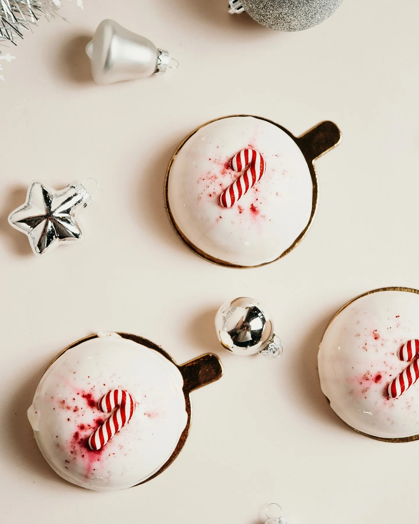 N&auml;m&auml; suloiset piparminttu-puolukkaleivokset sek&auml; muut joulun parhaat herkut nyt tilattavissa verkkokaupastamme!🩷

Suuntaa osoitteeseen prassen.fi ja ihastu konditoriamme omiin joulutuotteisiin.🥰

#joulu #joululeivonta #joululeivos #l