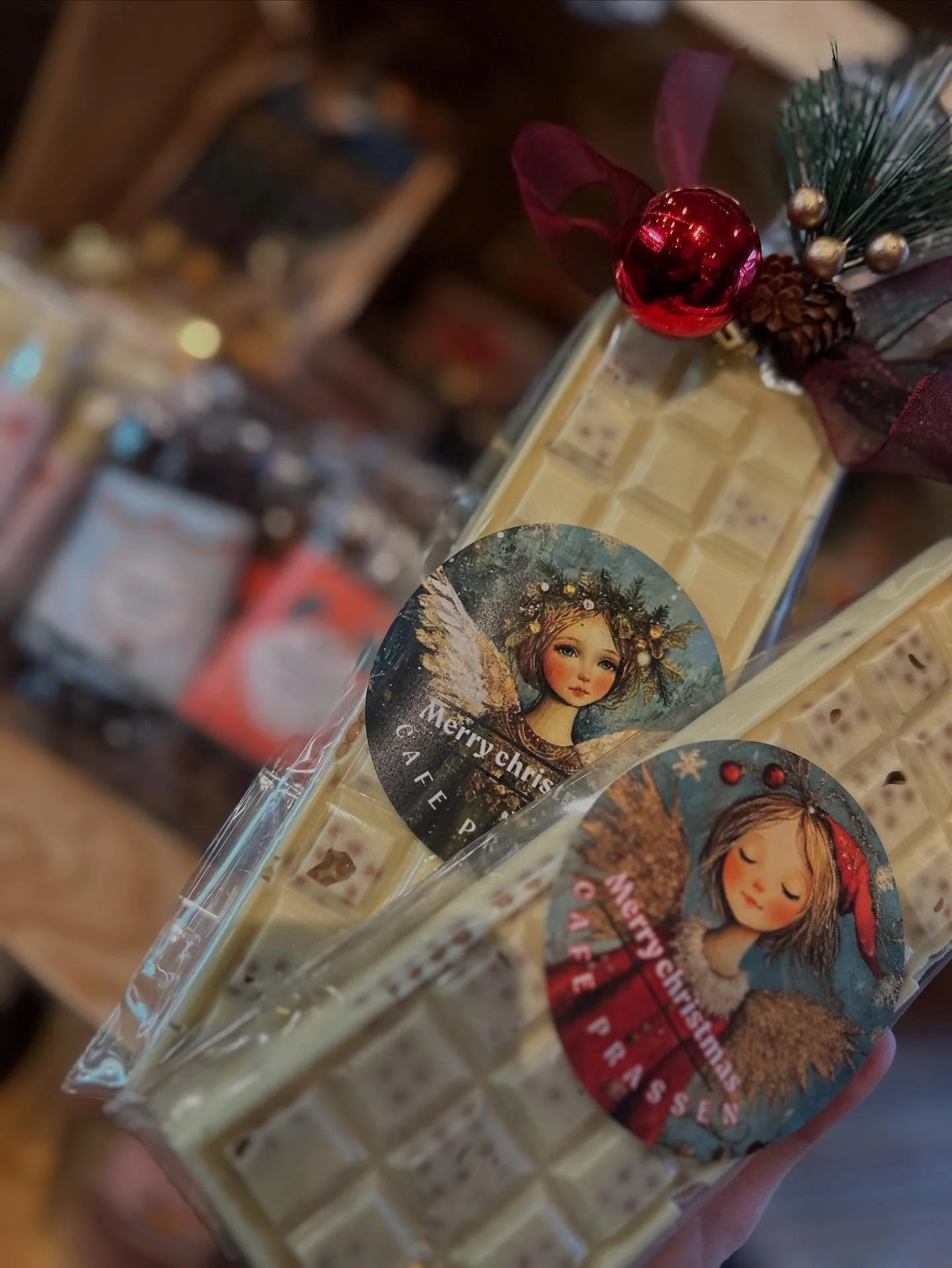 Inspiroidu Prassenin herkullisesta jouluvalikoimasta. Lis&auml;&auml; lahjapakettiin esimerkiksi meid&auml;n k&auml;sintehty suklaalevy! 🎄🍫