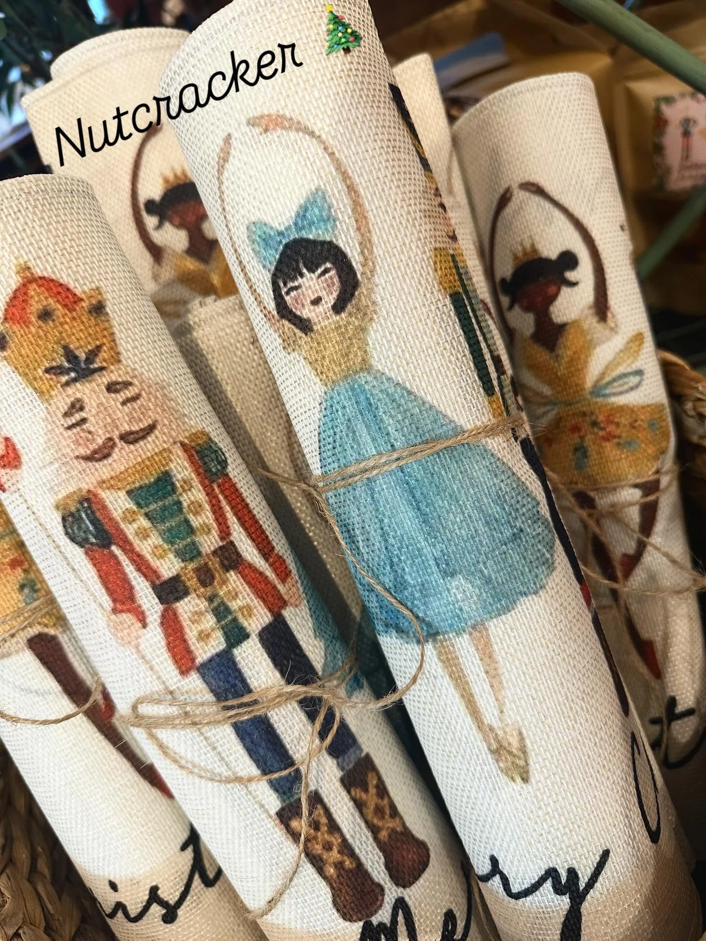 P&auml;hkin&auml;ns&auml;rkij&auml;tabletit joulup&ouml;yt&auml;&auml;n tai lahjapakettiin! 🎁 kahvilasta l&ouml;ytyy paljon ihania lahjaideoita jouluun. Olemme perjantaina 12.12. auki kello 21.00 saakka. Tervetuloa!