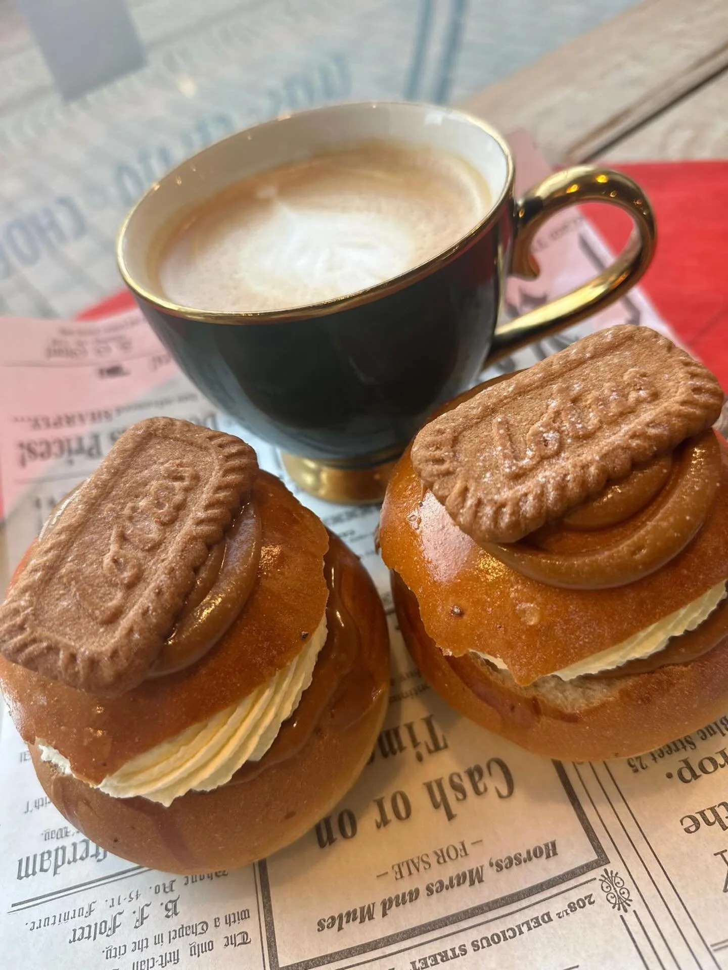 🤎 NYT SAAPUNUT 🤎
Kauan odotettu herkku on t&auml;&auml;ll&auml; ✨
Biscoff-laskiaispulla on nyt vitriiniss&auml;:
kuohkeaa pullaa, t&auml;ytel&auml;inen Biscoff-kreemi ja pehme&auml; kermavaahto 🤎
🍯 karamellinen
☁️ pehme&auml;
🔥 vastustamaton
Saa