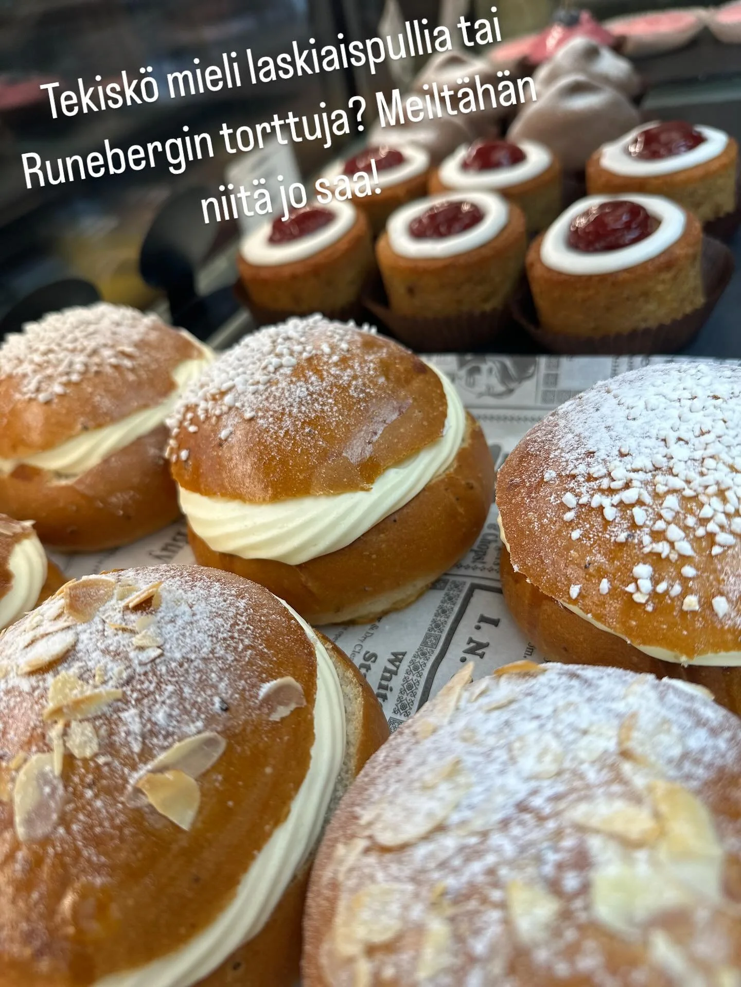 Laskiaispullia sek&auml; mantelilla ett&auml; hillolla. 
Runebergin tortut gluteenittomia!
Tervetuloa maistelemaan!
#laskiaispullat #runebergintorttu