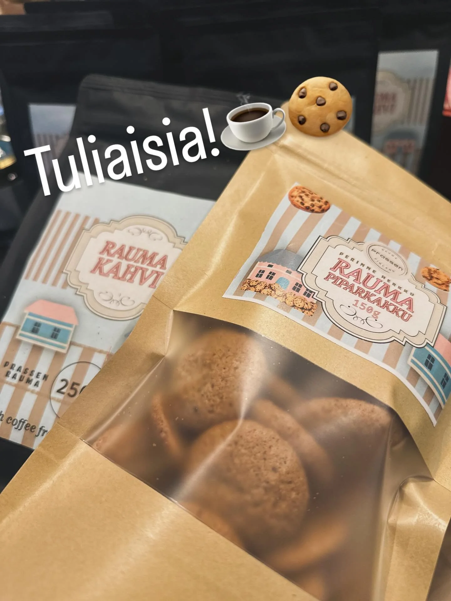 Meilt&auml; saa ihania Rauma aiheisia tuotteita, esimerkiksi tuliaisiksi kyl&auml;&auml;n menness&auml;! K&auml;sintehdyt piparit ja meid&auml;n pehme&auml; tummapaahteinen kahvi maistuu kaikille! Hyllyst&auml; l&ouml;ytyy my&ouml;s k&auml;sity&ouml;