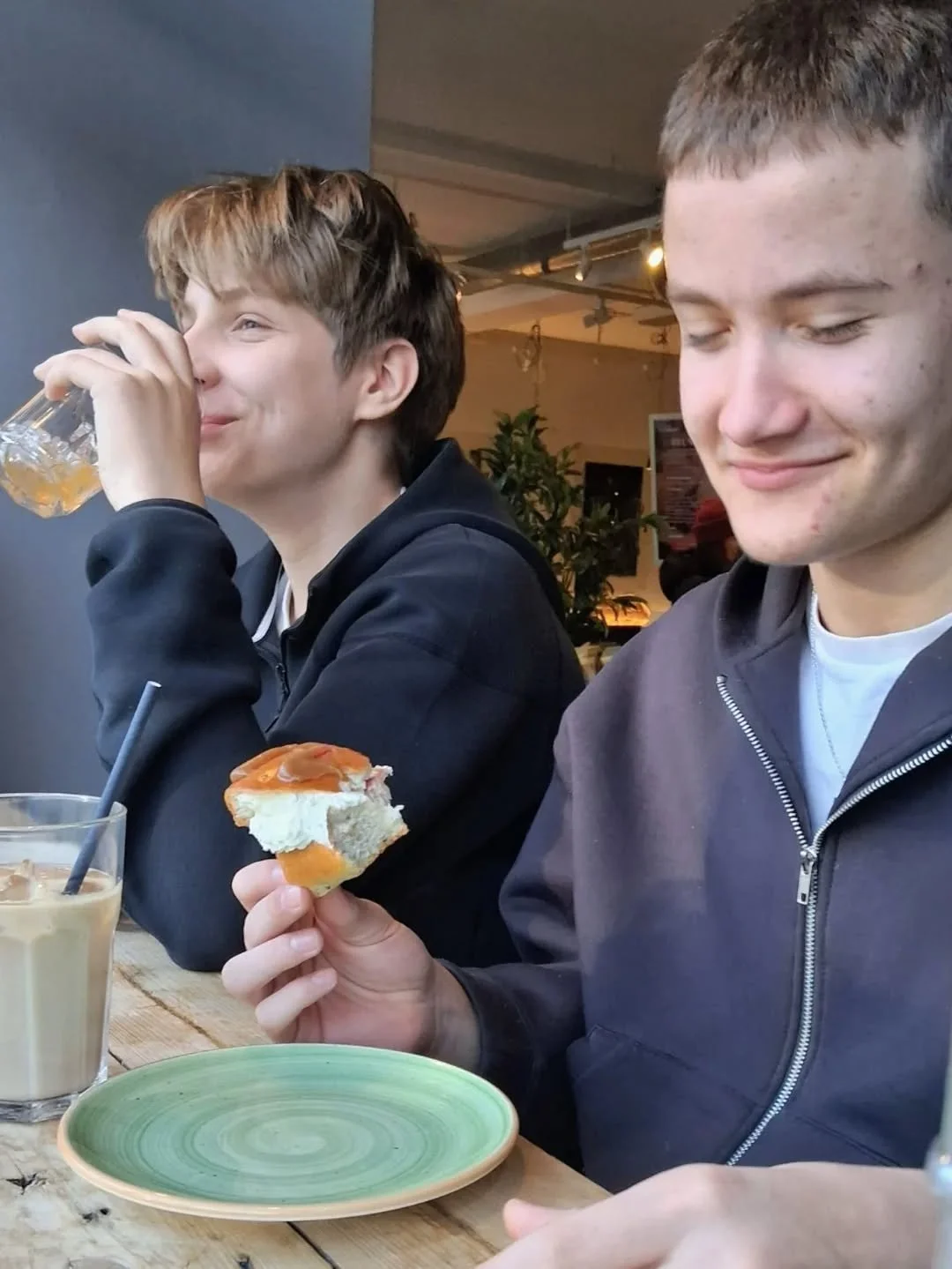 T&auml;ll&auml; viikolla meill&auml; ty&ouml;skentelee my&ouml;s kaksi reipasta ja innokasta nuorta Raumanmeren koulusta. Joa ja Tapio suorittavat tet-harjoittelua kahvilassa.
Tervetuloa moikkaamaan❣️

#ty&ouml;harjoittelu #kahvilaty&ouml;skentely @r