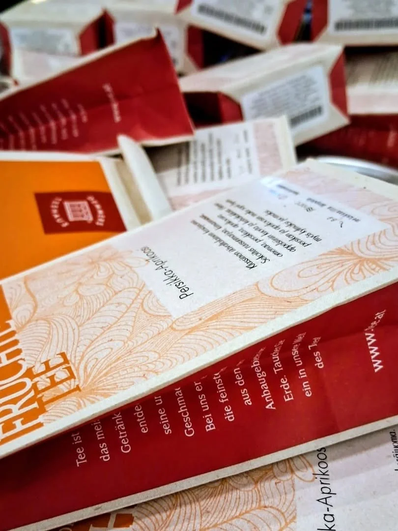 Iloisia uutisia kaikille teenyst&auml;ville! 
Ihanat 'teekuriirimme' Eeva ja Tapsa ovat j&auml;lleen yst&auml;v&auml;llisesti toimittaneet teehyllyymme laadukasta @demmersteehaushelsinki teet&auml;. 
L&auml;mpim&auml;sti tervetuloa tutustumaan tarjon