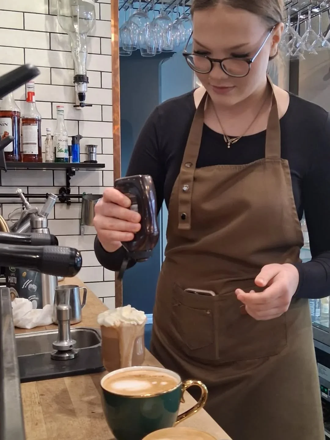 Meill&auml; Prassenilla sinua palvelee my&ouml;s suloinen harjoittelijamme Emmi💗

T&auml;n&auml;&auml;n harjoittelimme mm. erikoiskahvien valmistusta

@rakastunutraumaan
@winnova_koulutus