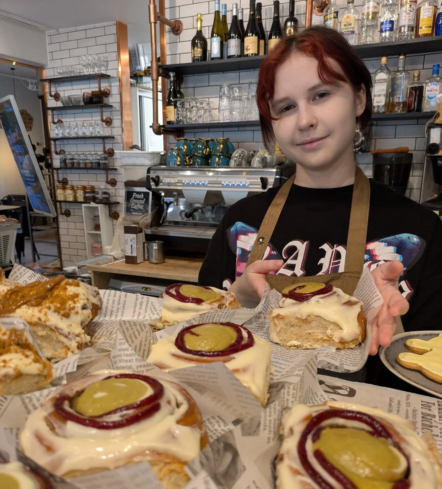 Harjoittelijamme Zenja on juuri laittanut mehev&auml;&auml; pistaasi-vadelmavuokapullaa tarjolle. Tervetuloa testaamaan t&auml;t&auml; kielen menness&auml;&auml;n viev&auml;&auml; herkkua❣️

@rakastunutraumaan
@angel._.cos
@aospesia