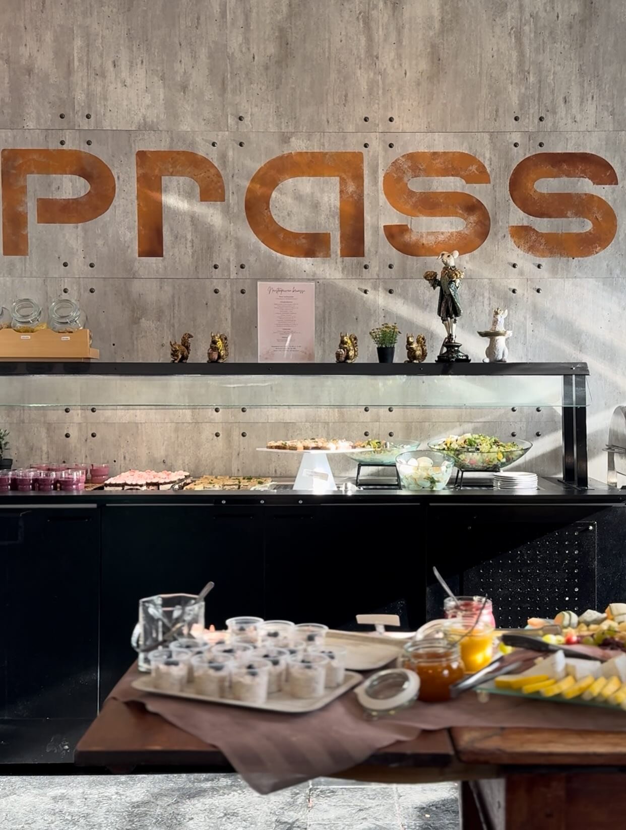 Brunssi katettuna maanantaina💛 Kruunaa P&auml;&auml;si&auml;inen meill&auml; herkutellen!