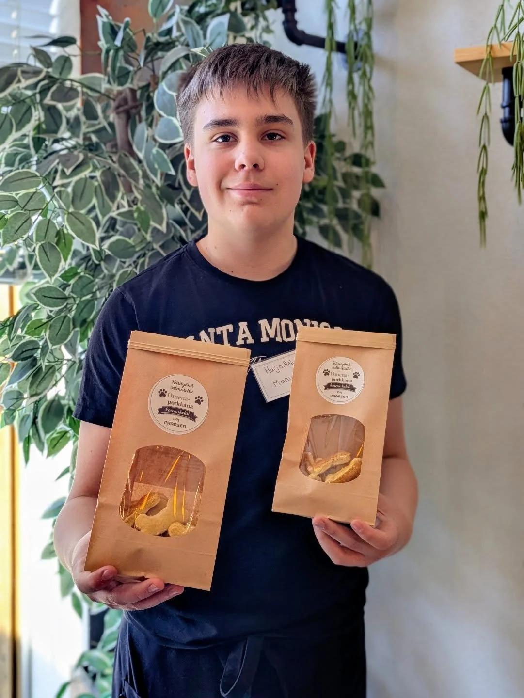 Kattokaas mit&auml; herkkua meid&auml;n tet-harjoittelija Manuelilla on.

Koirankeksej&auml;!!! 🤎🐾🤎🐾🤎🐾🤎

N&auml;&auml; on leivottu suurella syd&auml;mell&auml; meid&auml;n leipomossa kaikille ihanille karvakavereille❣️ 

N&auml;it&auml; glutee