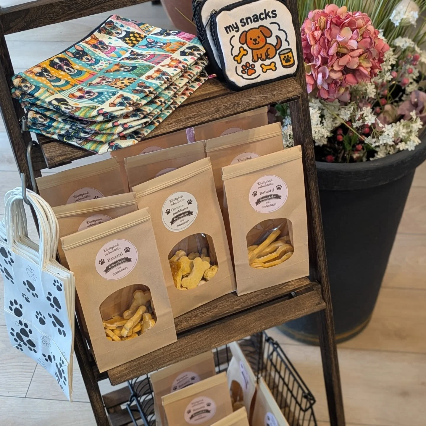 T&auml;n&auml;&auml;n vietet&auml;&auml;n Koiranp&auml;iv&auml;&auml;! 🐕🐾 Sen kunniaksi tarjoamme jokaiselle kahvilassa k&auml;yv&auml;lle koira kaverille meid&auml;n itse k&auml;sintehdyn koirankeksin! 🤗
N&auml;it&auml; keksej&auml; voi ostaa my&