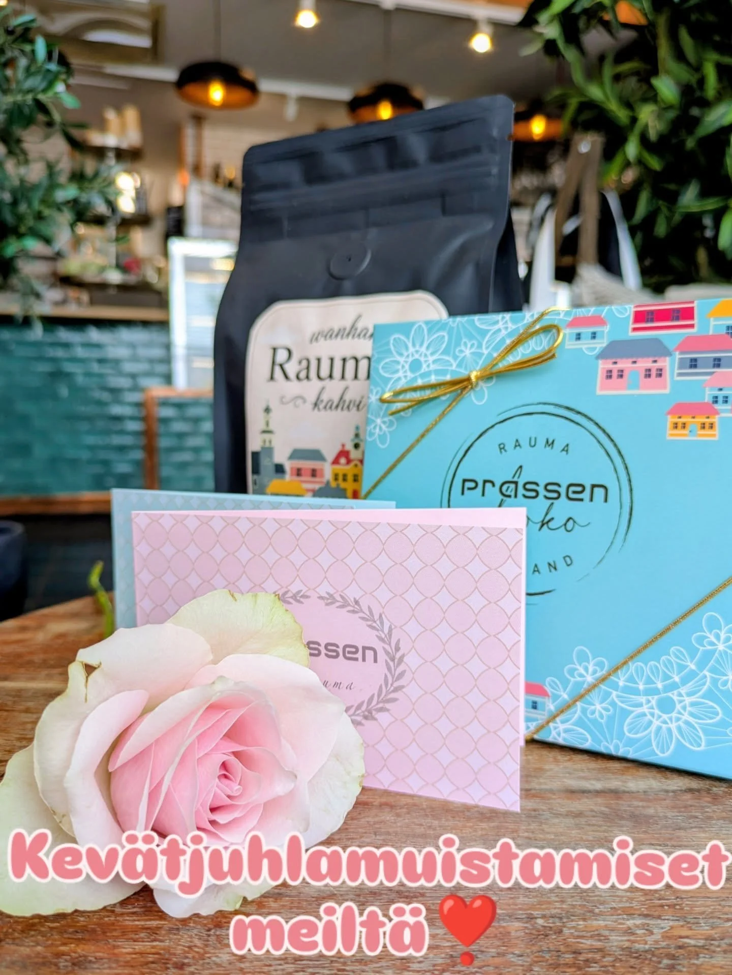Muista opettajaa tarjoamalla kahvihetki alkavan kes&auml;loman kunniaksi🥰☀️
Meid&auml;n lahjakortit ovat saaneet kauniin kes&auml;isen asun💗. 
Meilt&auml; l&ouml;yd&auml;t my&ouml;s k&auml;sity&ouml;n&auml; valmistetut paikalliset herkut, konvehtej