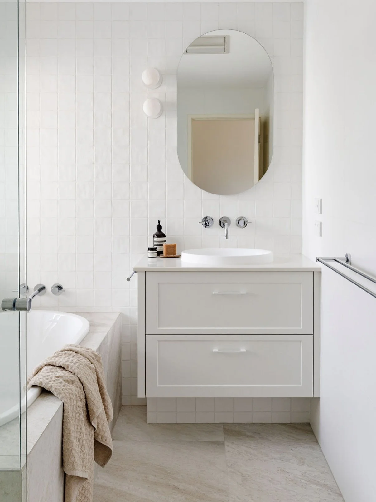 A pretty special before &amp; after for your Sunday 👏🏻

The original Project Lakeview bathroom was full of nostalgic 90s charm&mdash;think peach tiles, eucalyptus accents, and soft green walls.⁠

To bring lightness and cohesion to the space, I intr