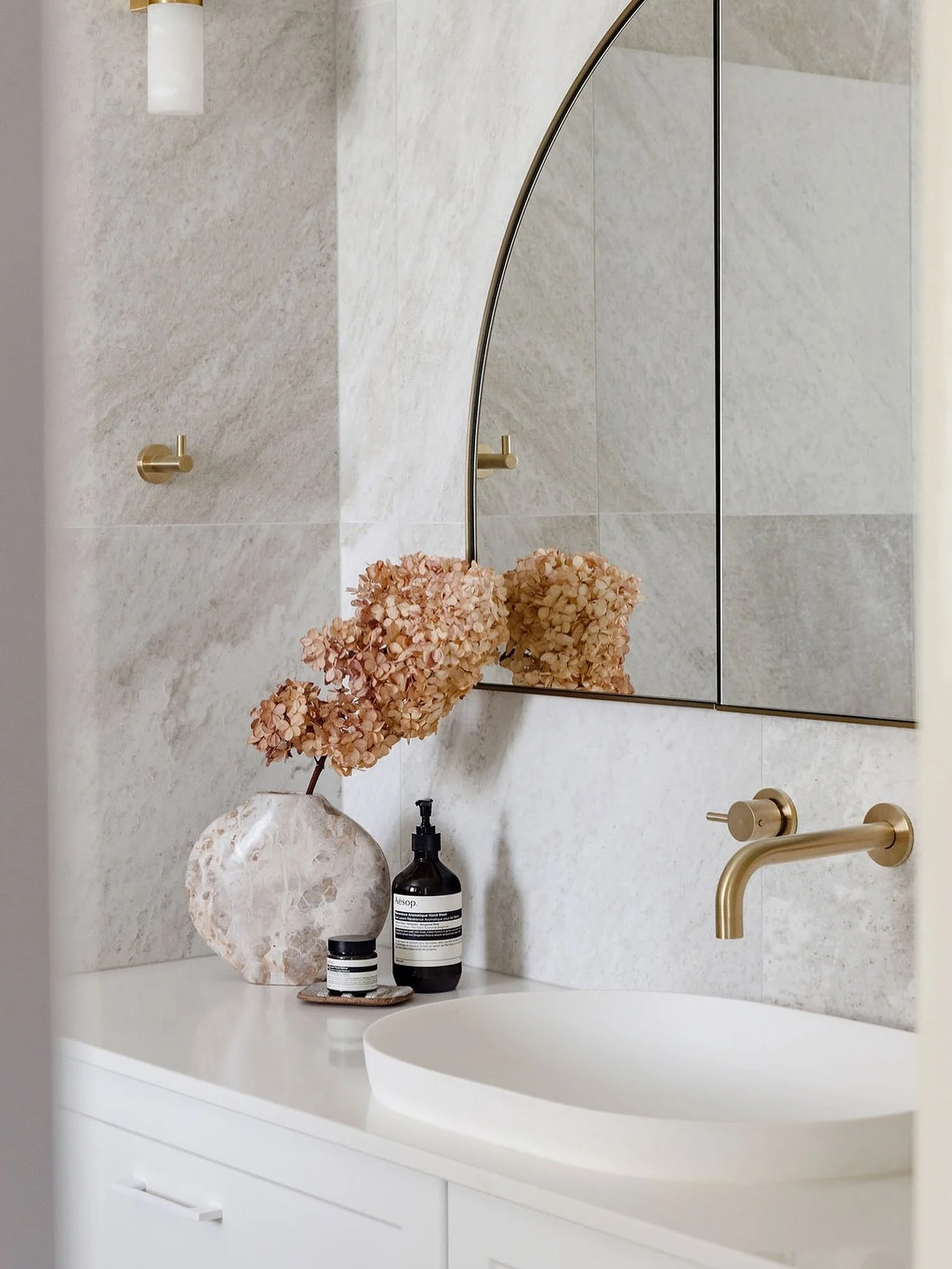 Designed to feel calm and enduring, this ensuite at Project Lakeview balances soft finishes with thoughtful contrast.

Italian tiles @aspireceramics with the movement of natural stone wrap the walls and floor, while a soft white vanity keeps things l