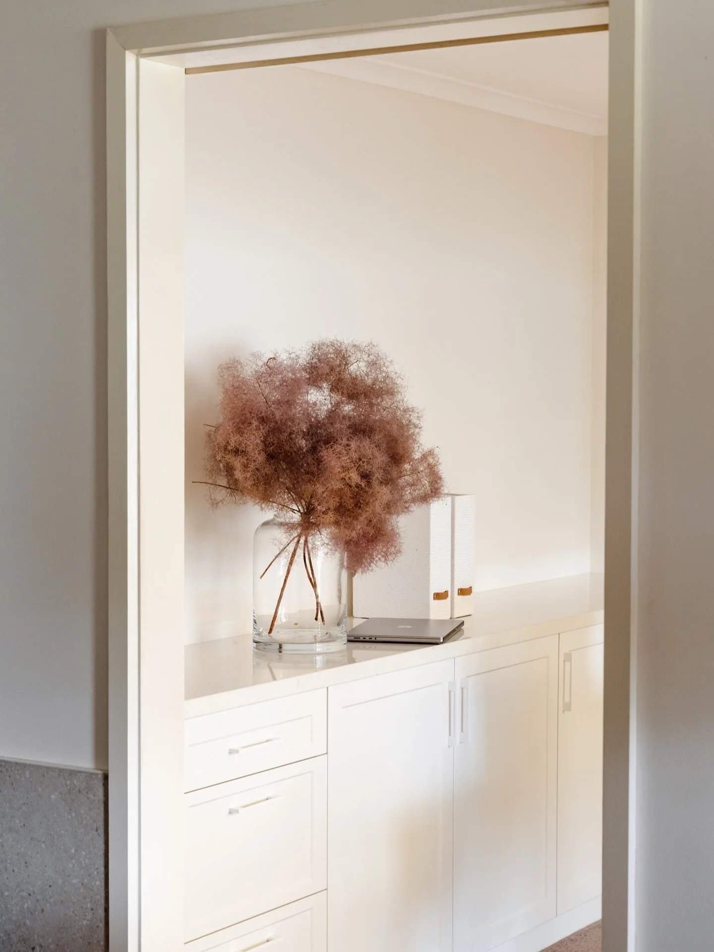 Simplicity, dedicated storage and plenty of bench space for this beautiful home office/study ✨