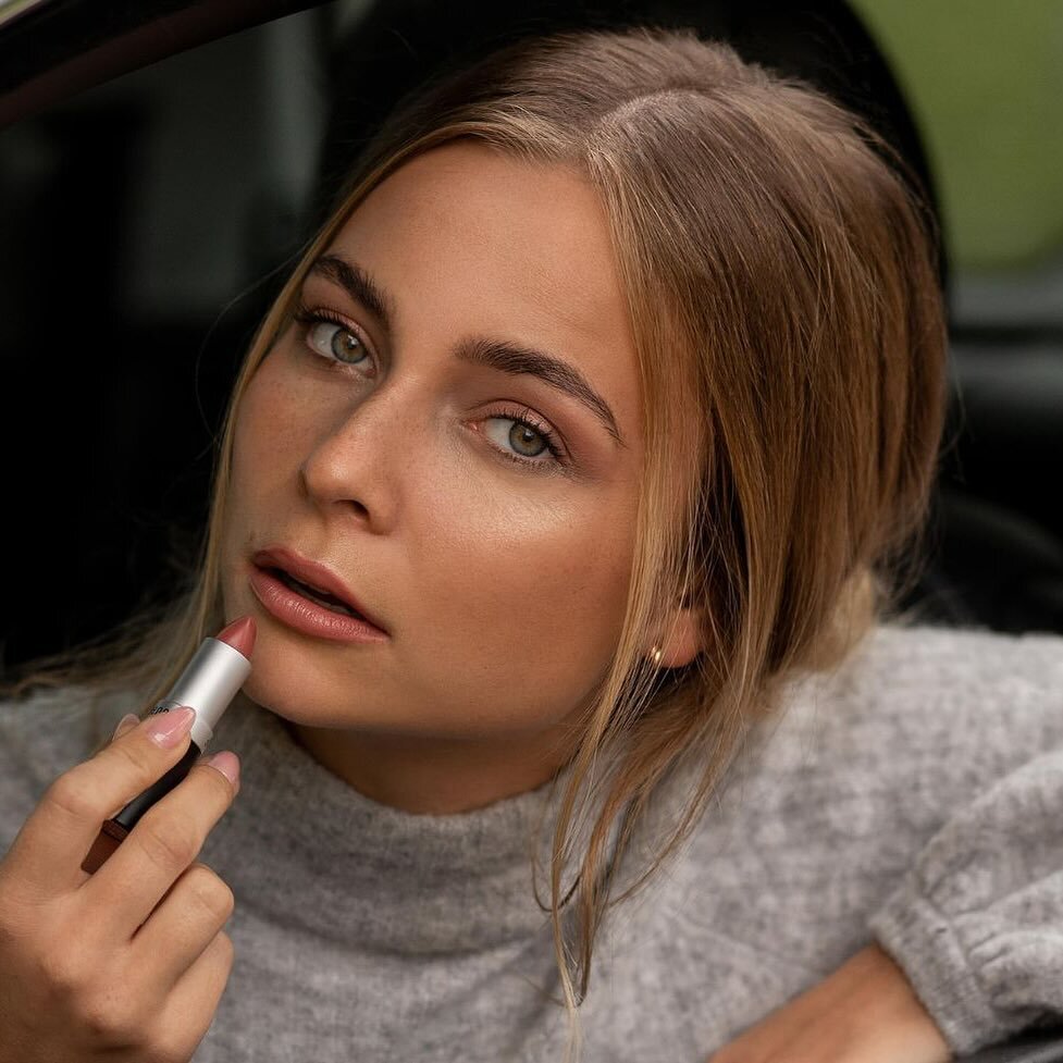 Benecos Natural Lipstick, model wearing Peach.💄 
Wonderfully creamy lipstick with great colour release, which nourishes, protects and makes your lips velvety soft with a complex of organic jojoba oil, organic beeswax and organic babassu oil. For irr