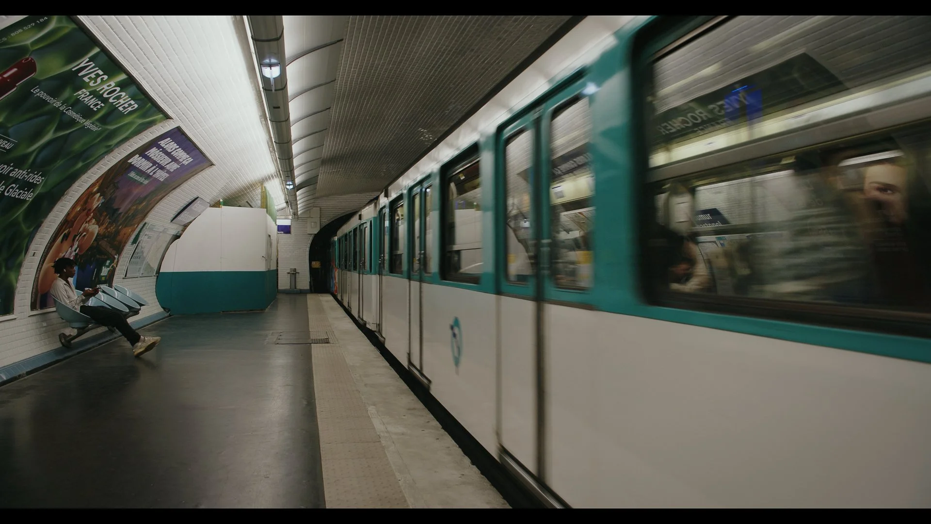 little-worker-paris-renaud-stills_1.56.1.jpg