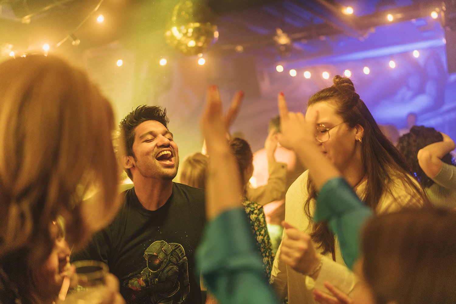 Mennesker som har det gøy på dansegulvet