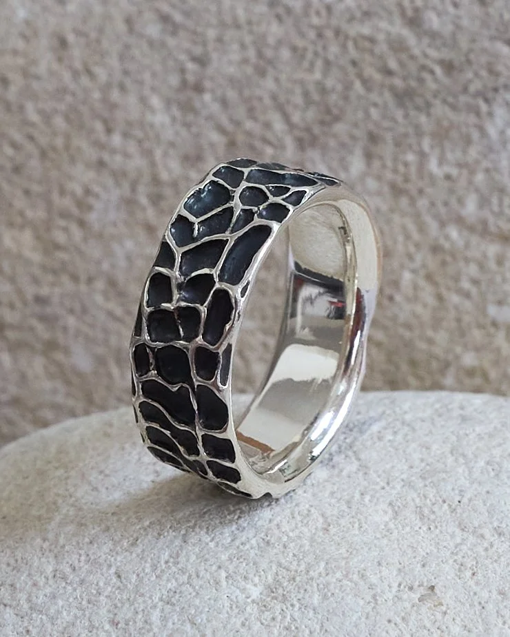 Découvrez Catalina, une collection de bijoux d'art et de bijoux contemporains de Catherine Srkala, inspirée par les crêtes montagneuses graphique de l'ile de Catalina aux USA , un travail autour du relief, de la lumiere et des contrastes graphiques.