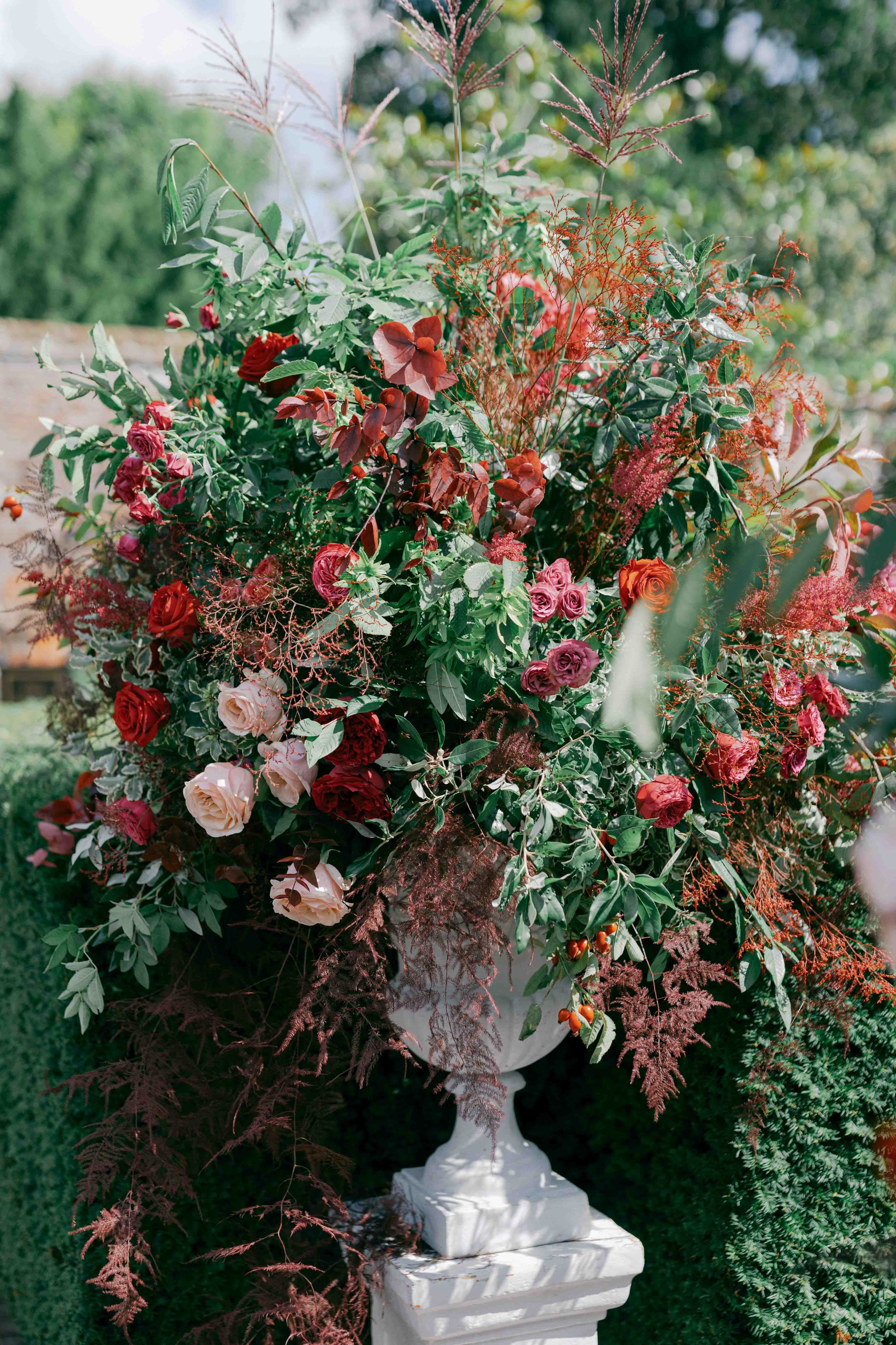  red wedding flowers in large vase 