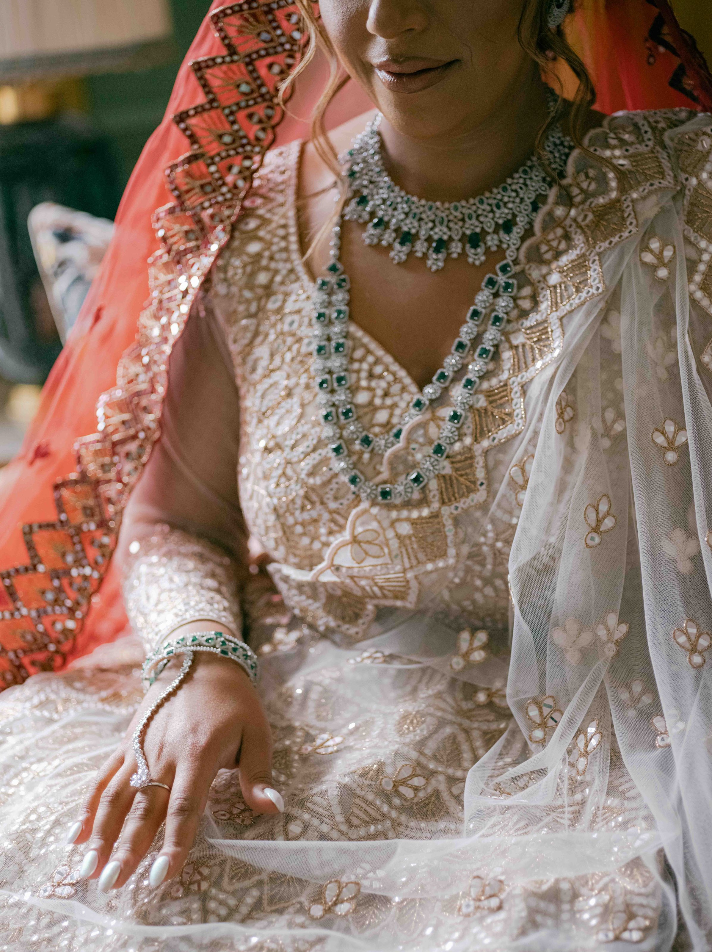  details of the bride dress 