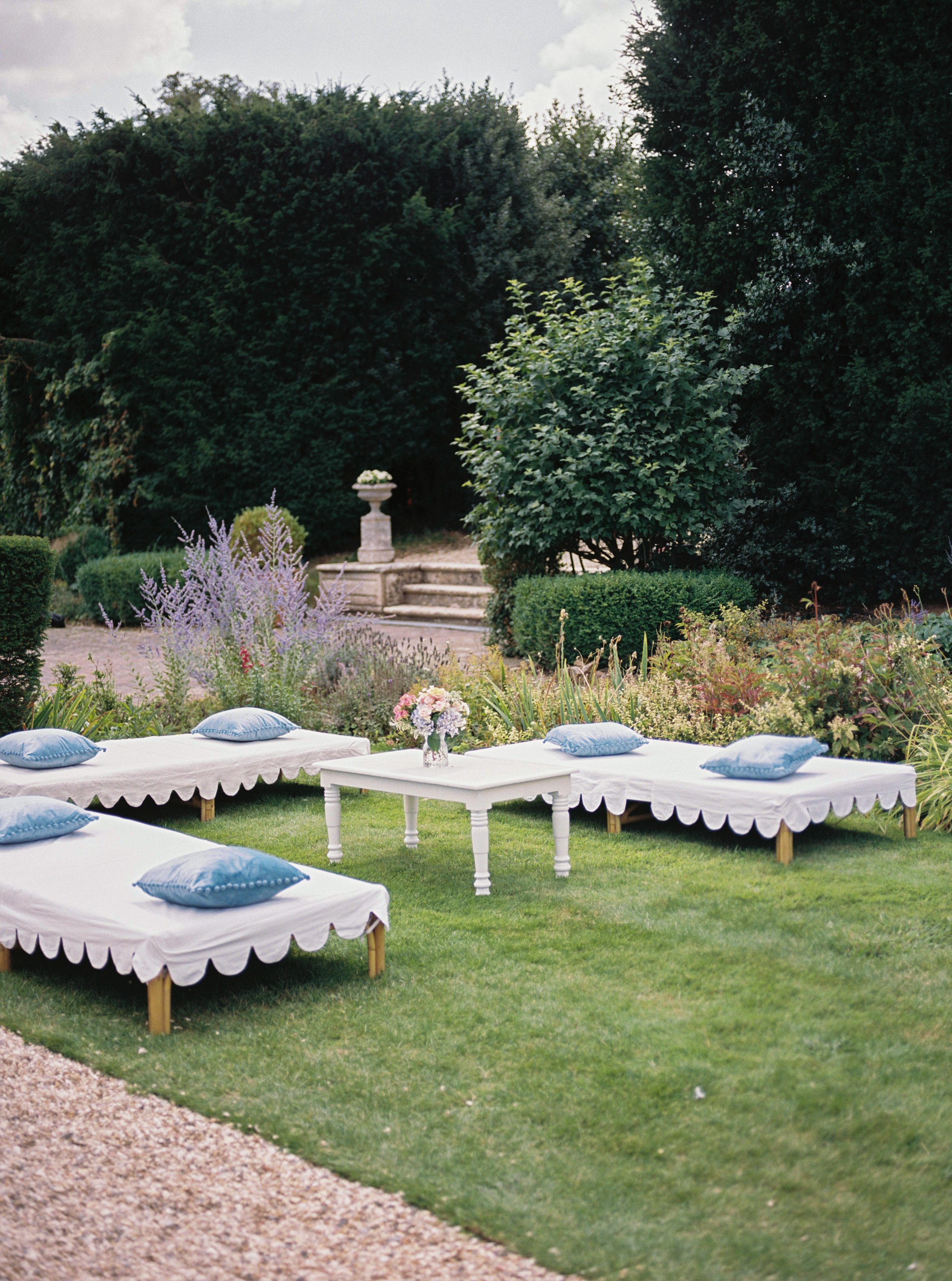  outside seating for guests 