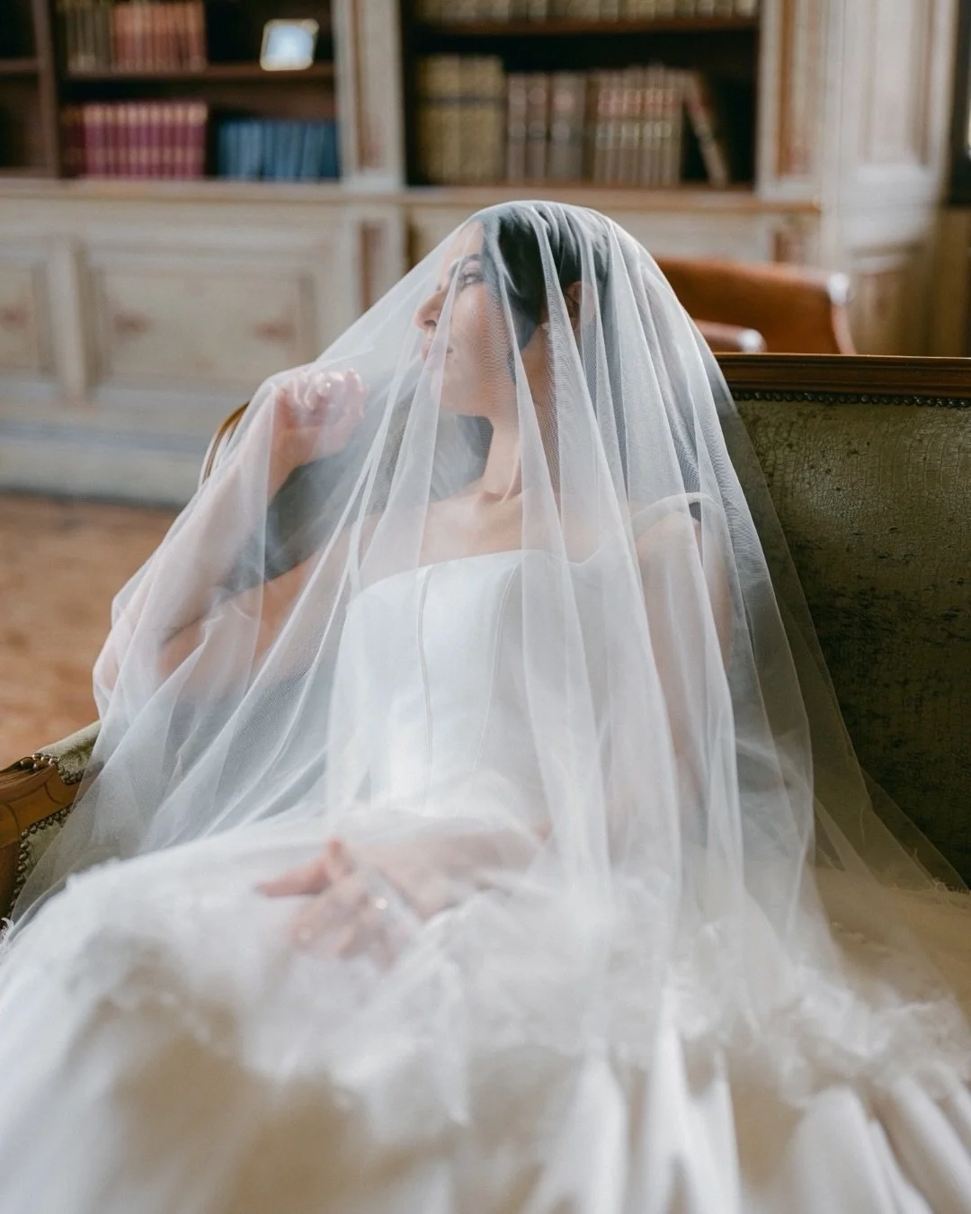 Anyone else just has no clue of time? 
⠀⠀⠀⠀⠀⠀⠀⠀⠀
It&rsquo;s been a crazy Christmas period with lots of time with loved ones. Literally so lethargic and wished I looked like this on the sofa! I&rsquo;m in my comfies replying back to your gorgeous enqu