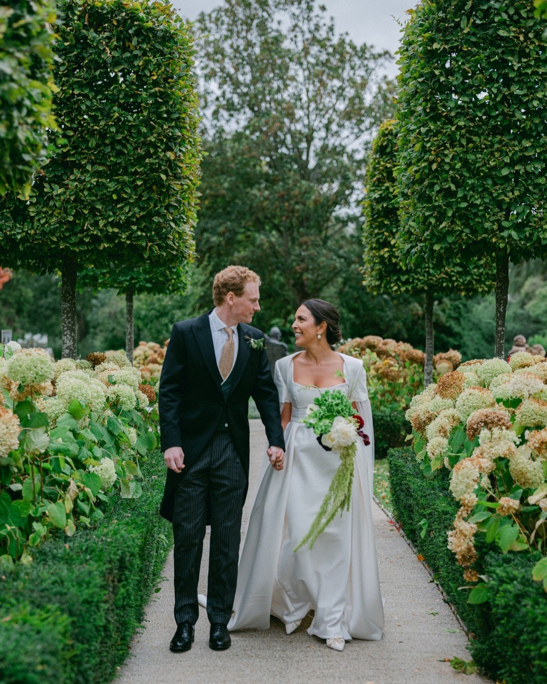Francesca and Tom brought together family and friends from Italy and across the UK for a wedding weekend at Monkey Island that felt so full of warmth, laughter and intention from start to finish. From the moment their enquiry landed in my inbox, I re