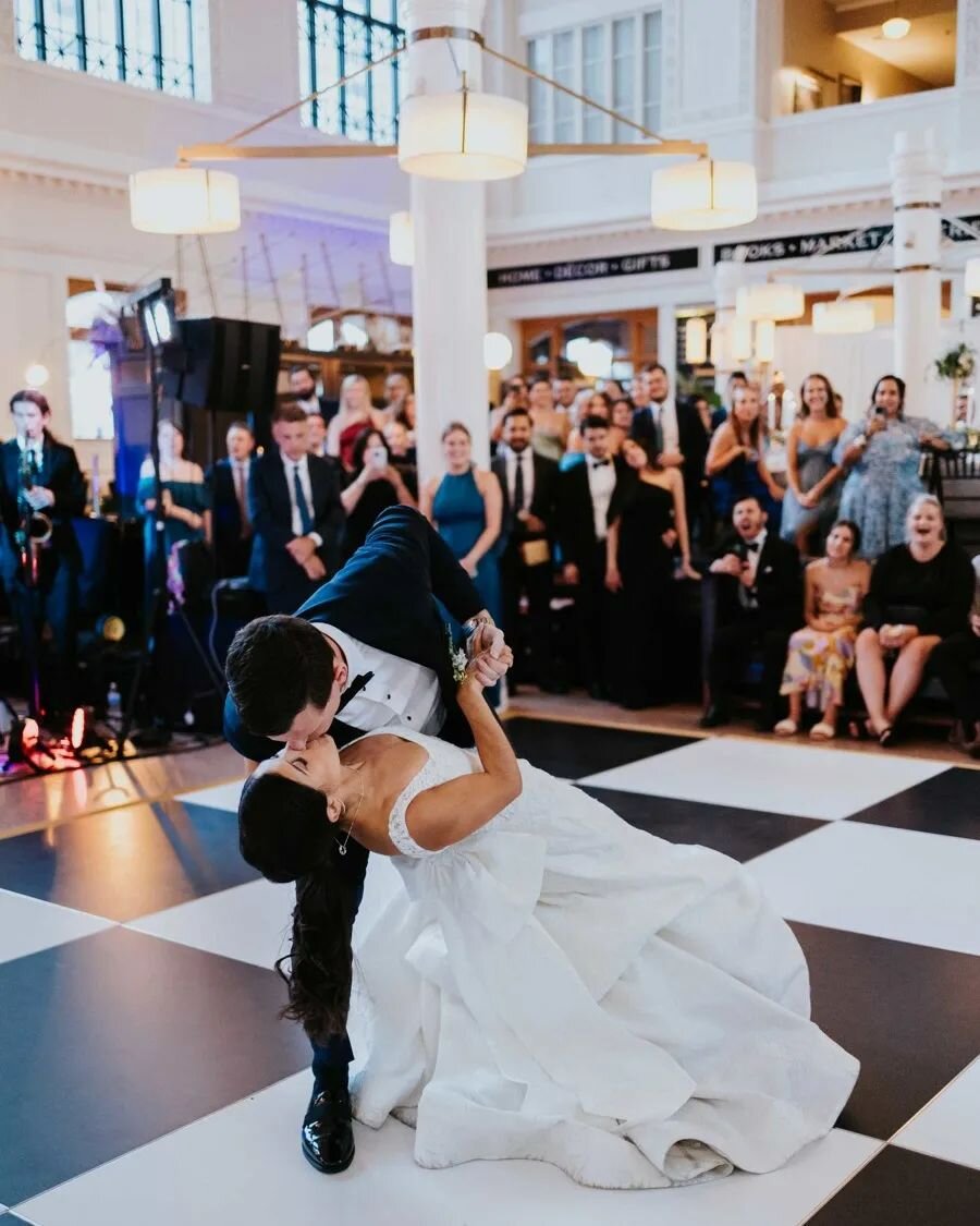 First dance at your wedding, in the middle of Union Station in Denver? Yes Please!😍

Also... is this black and white dance floor not fantastic??

Captured these as a second photographer for the amazingly lovely @gracetaylorsphoto 🖤🖤

#firstdance #