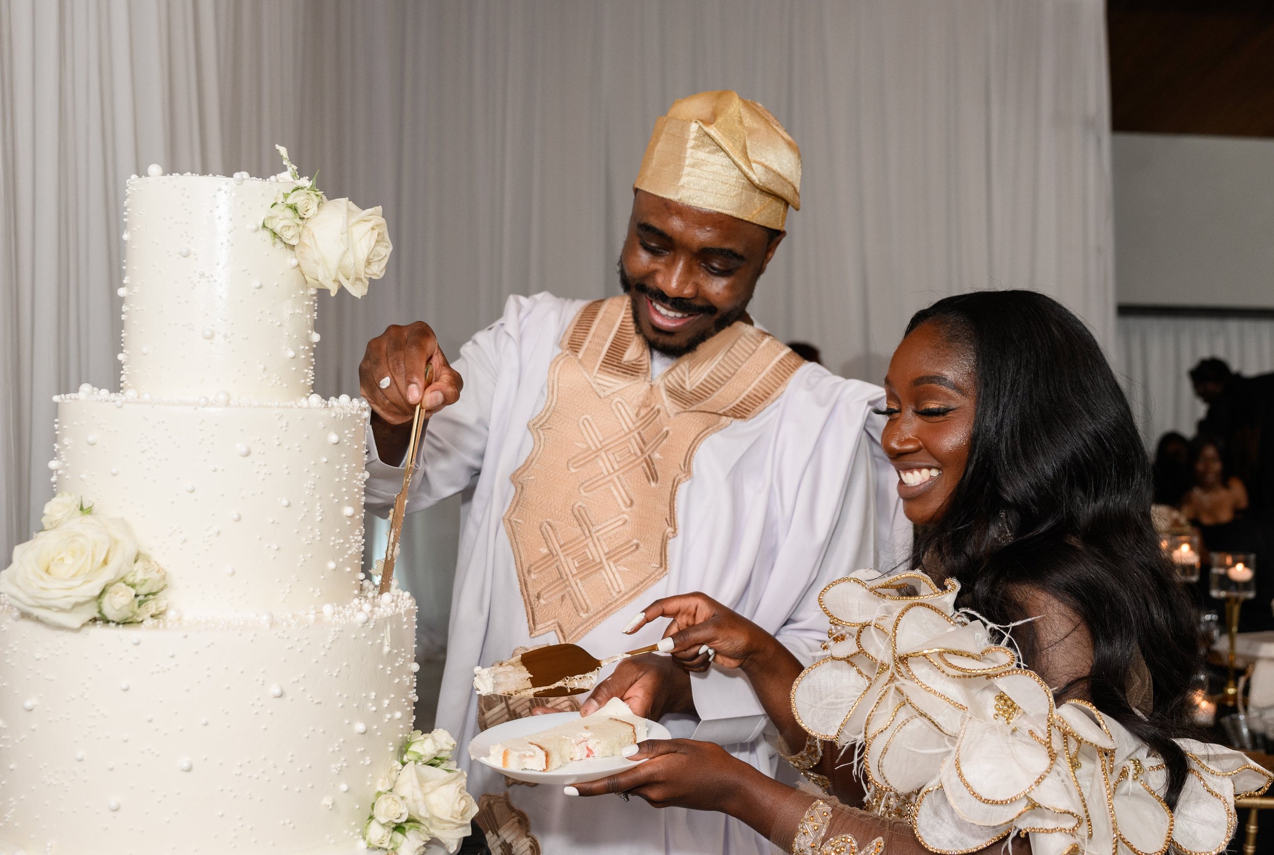 Jalisa and Sadiq cutting their wedding cake during the reception