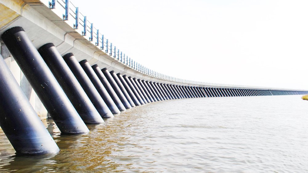 A1069-Examples-of-extreme-engineering-around-the-world-IHNC-Lake-Borgne-Surge-Barrier-Image-2.jpg