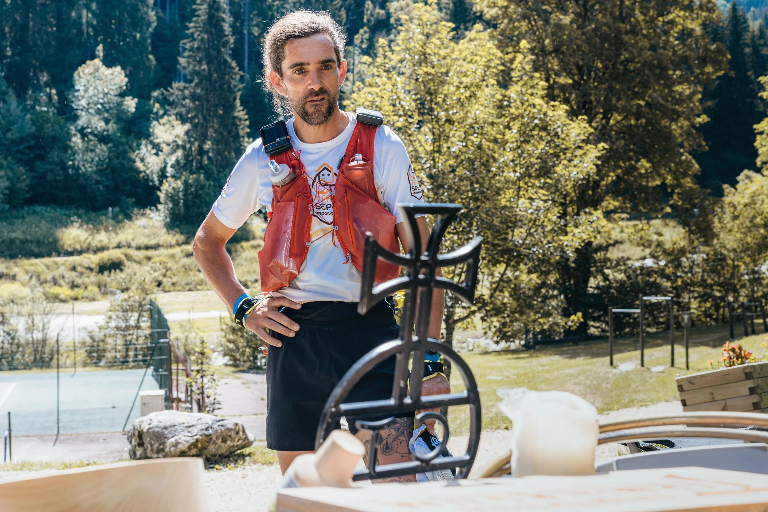 Lorsqu'un ou une participante décide d'abandonner, le chant au mort résonne devant la pierre que chacun et chacune doit toucher en terminant ou en recommençant un tour