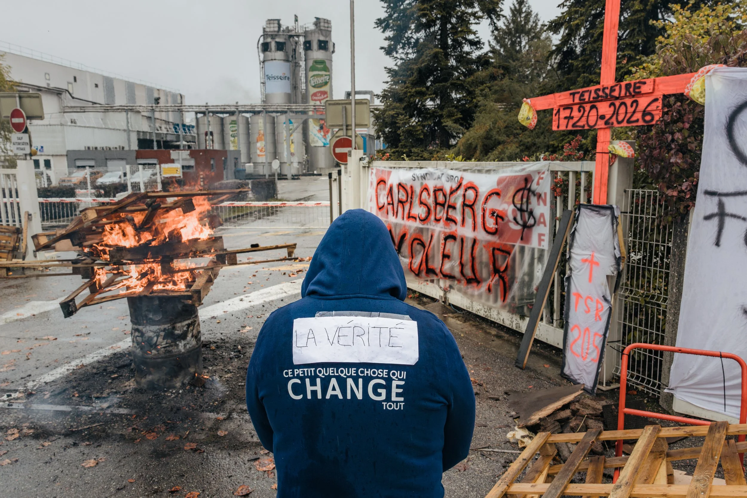 En 2025 le groupe le groupe Carslberg a annoncé la fermeture de l'usine Teisseire à Crolles, Isère, ainsi que la suppression de plus de 200 postes
