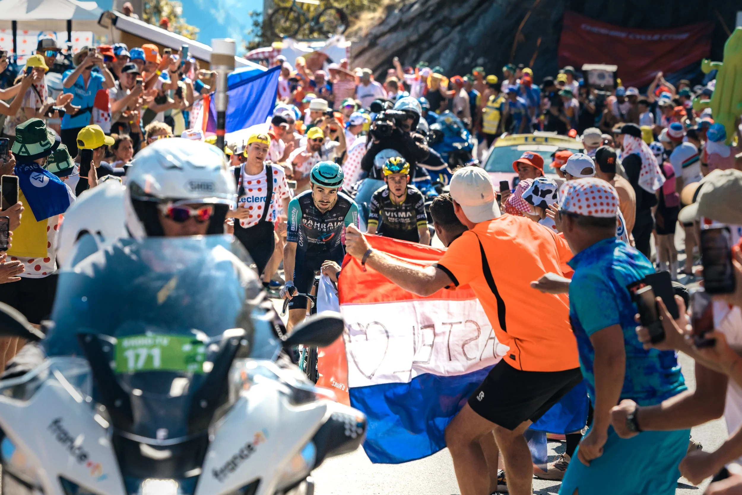 Lenny Martinez dans la montée de l'Alpe d'Huez durant la 19e étape