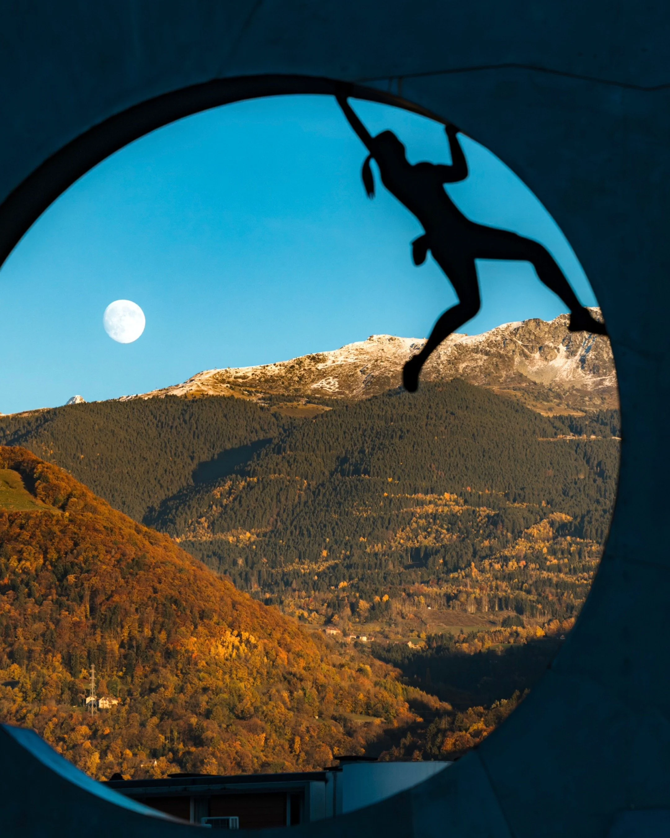 La super Lune surveille la ville de Crolles (Isère) où trône la silhouette d'une grimpeuse à l'entrée de la ville 