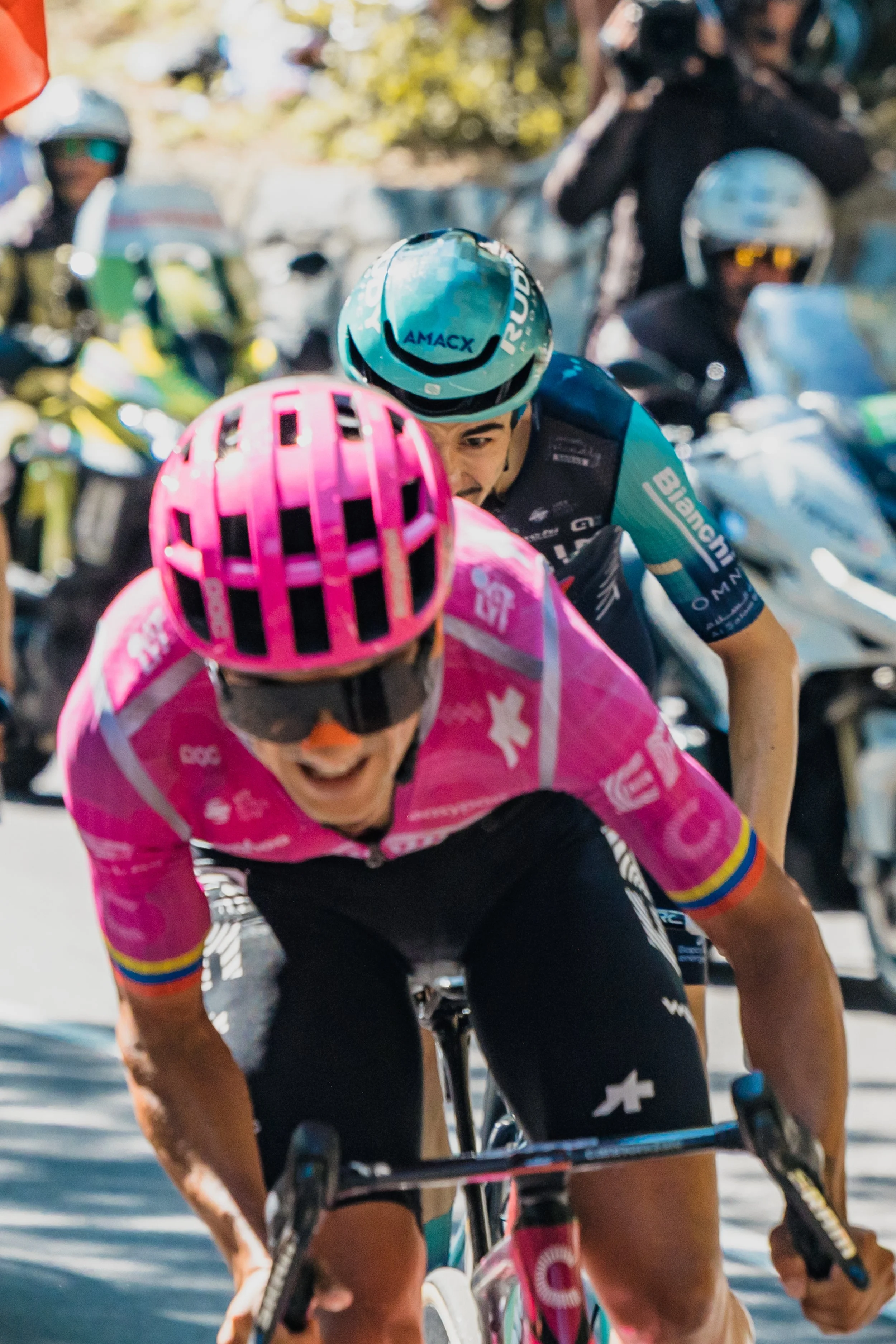 Lenny Martinez tente de contrer l'attaque de Richard Carapaz dans la montée à l'Alpe d'Huez lors de la 19e étape