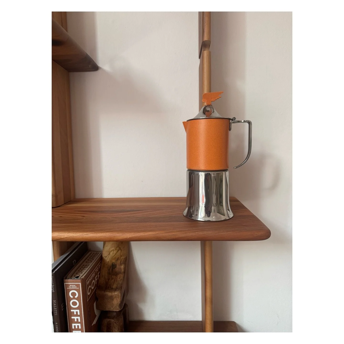 ๐ชฝThis pot deserves its own post ๐ชฝThe winged moka pot aka ‘La Serenissima’ by Balzano for Lavazza. 
Designed and manufactured in the 1980s, the wings are in homage to the winged Lion of San Marco, the symbol of Venice.
#ifmokapotshadwi