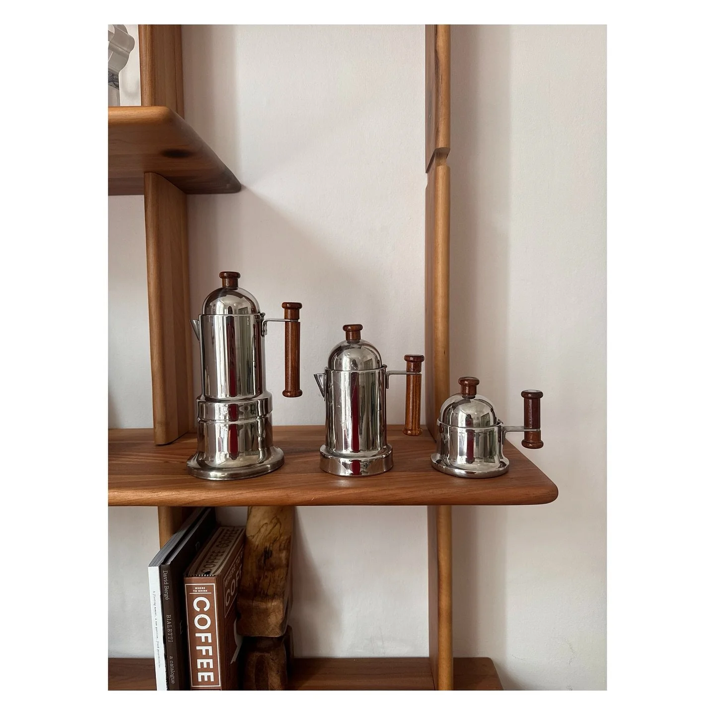 The wooden handles (swoon) ๐ค๐ค๐ค One of my favourites by Vev Vigano from the 1980s. The Kontessa normally has gold plated handles but this rare set has been made with stainless steel and dark wooden handles. A true collectors piece!
#vintage #rare