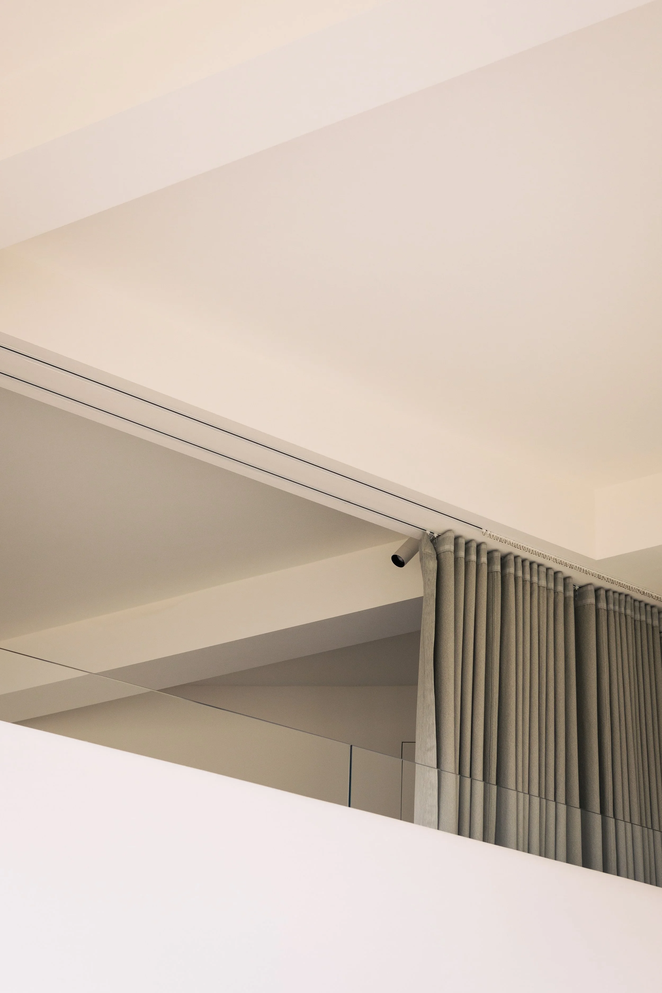 A minimalist residential design in Central London by Studio Tashima, focusing on simplicity, light, and spatial efficiency.