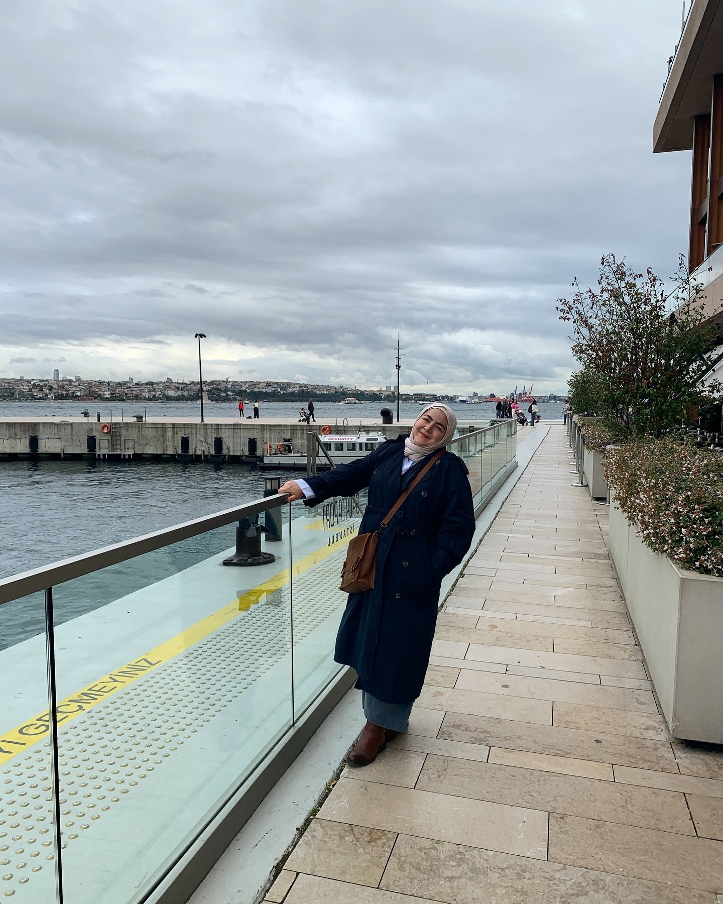 Trenchcoat weather 🐌
.
.
.
.
#october #autumn #cozyvibes #istanbul