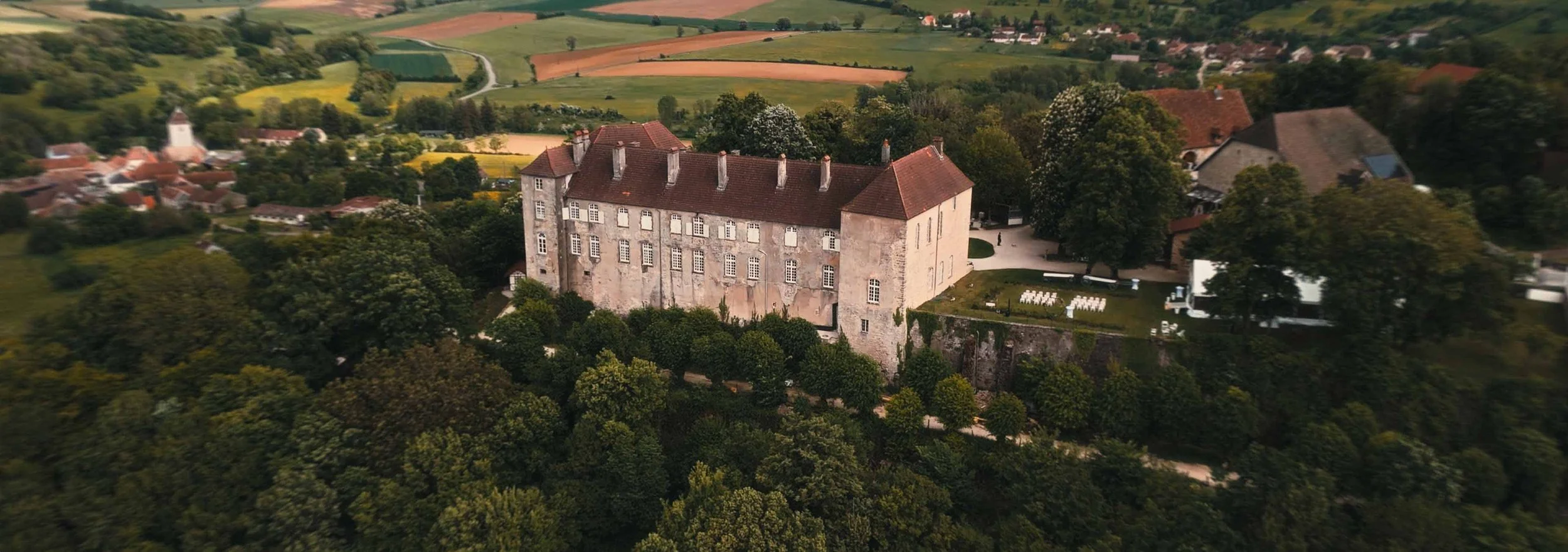Vue aérienne d'une cérémonie laïque de mariage au Château de Montmartin
